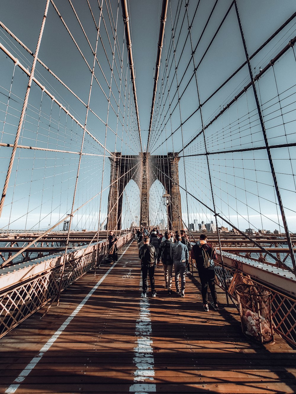 pessoas andando na ponte durante o dia