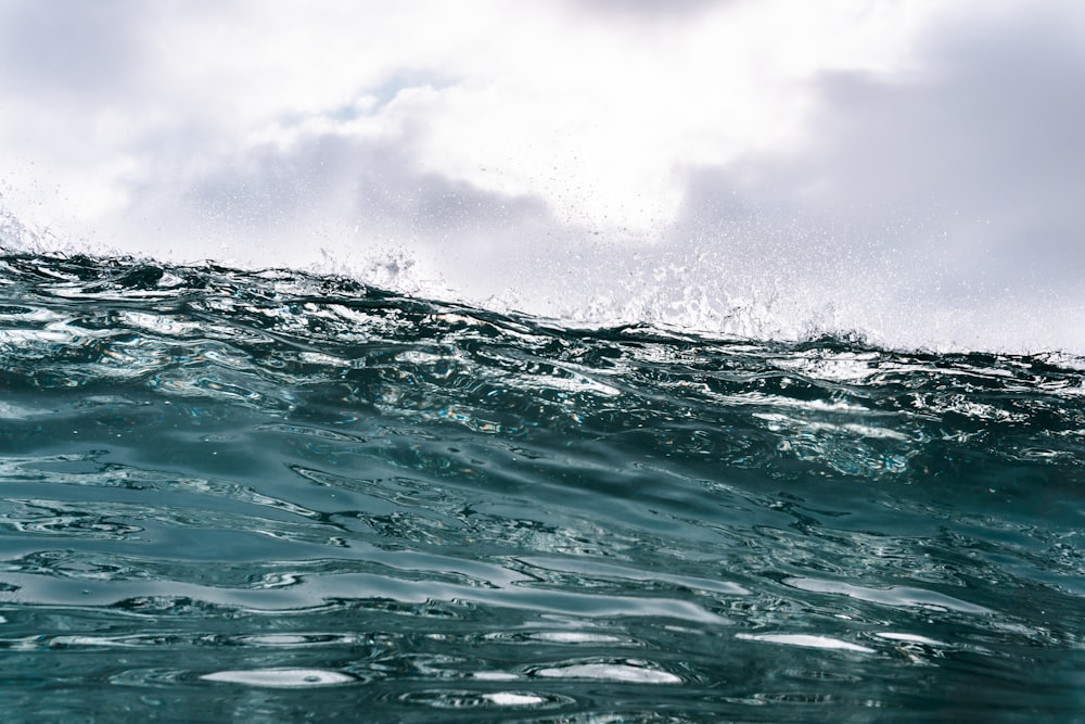 olas oceánicas durante el día