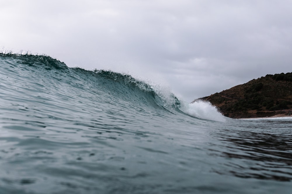 ondas do oceano quebrando na rocha marrom