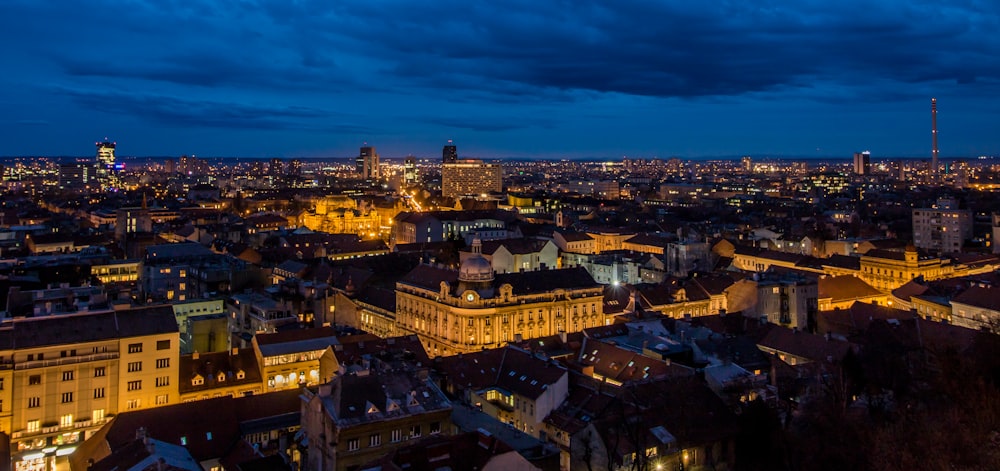 Stadt mit Hochhäusern während der Nachtzeit