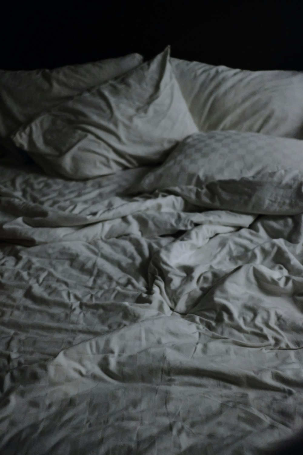weiße und graue Bettwäsche