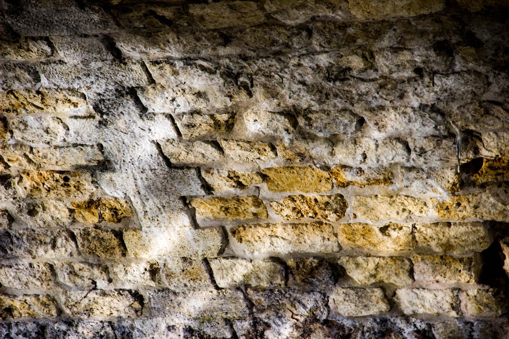 Muro de hormigón gris y blanco