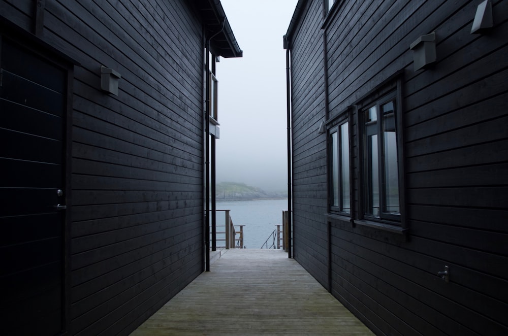 casa de madera gris cerca del mar durante el día
