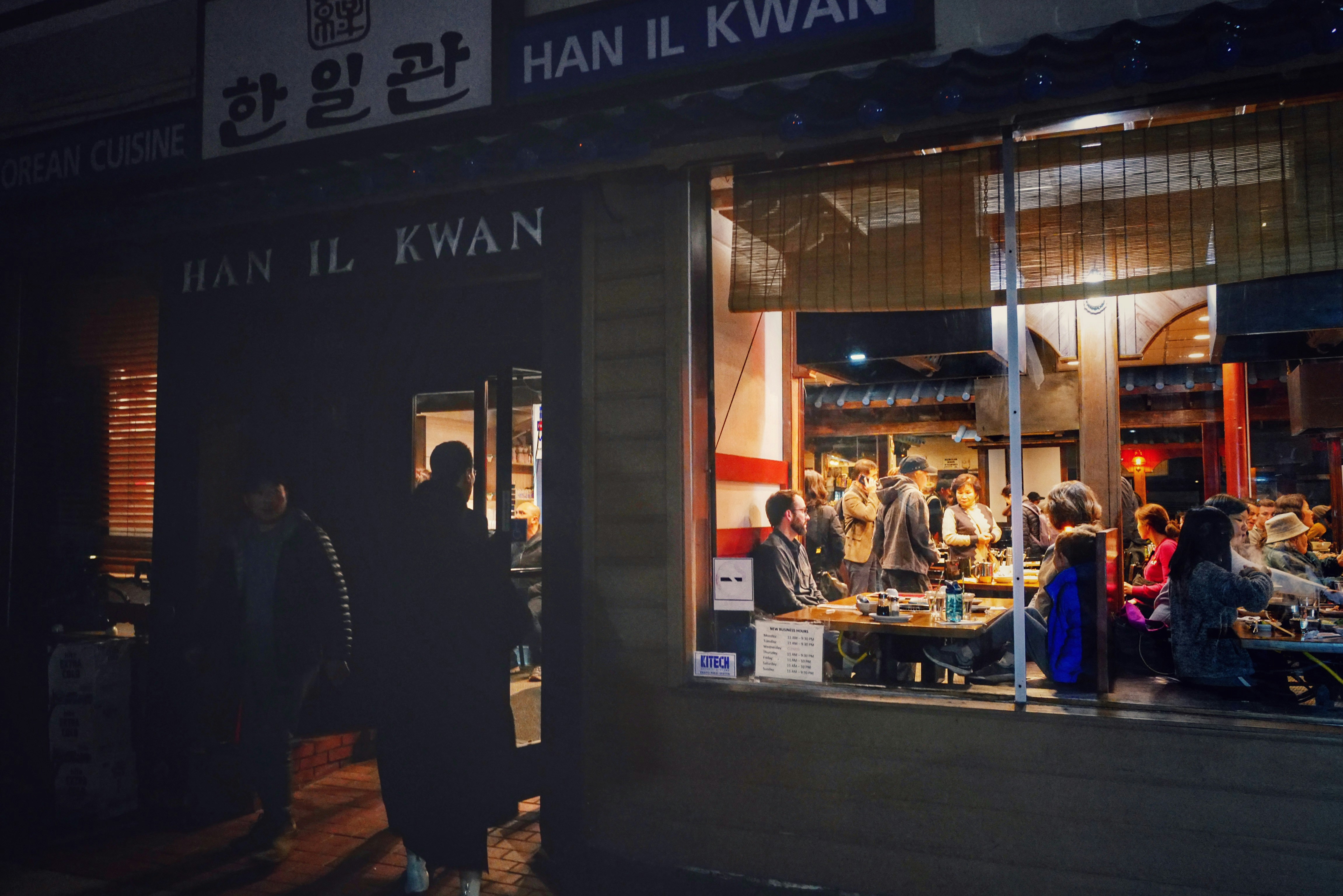 상가 임대차 계약 서류를 검토하는 소상공인