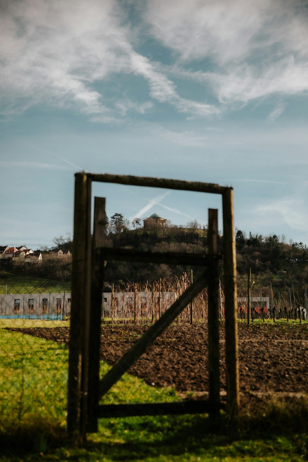 frame de madeira marrom no campo verde da grama durante o dia