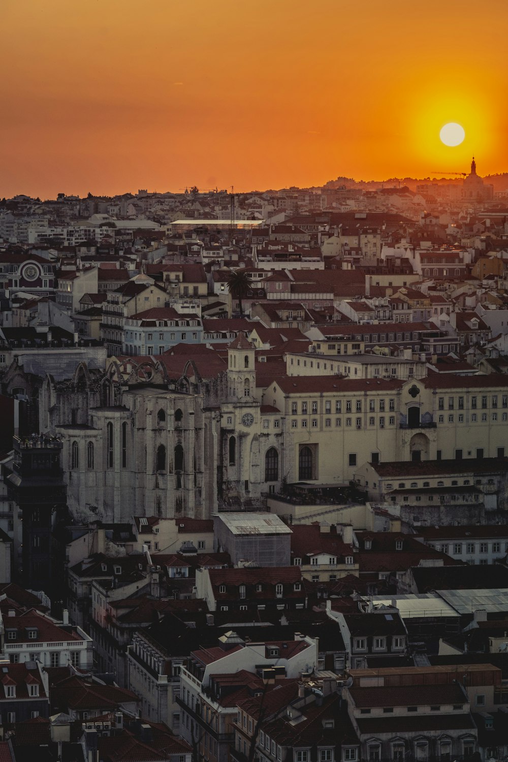 Edificio de hormigón blanco durante la puesta del sol