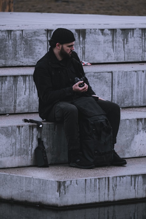 Pessoa usando WhatsApp no celular