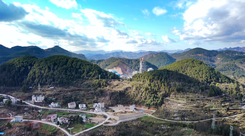 alberi verdi sulla montagna sotto il cielo blu durante il giorno