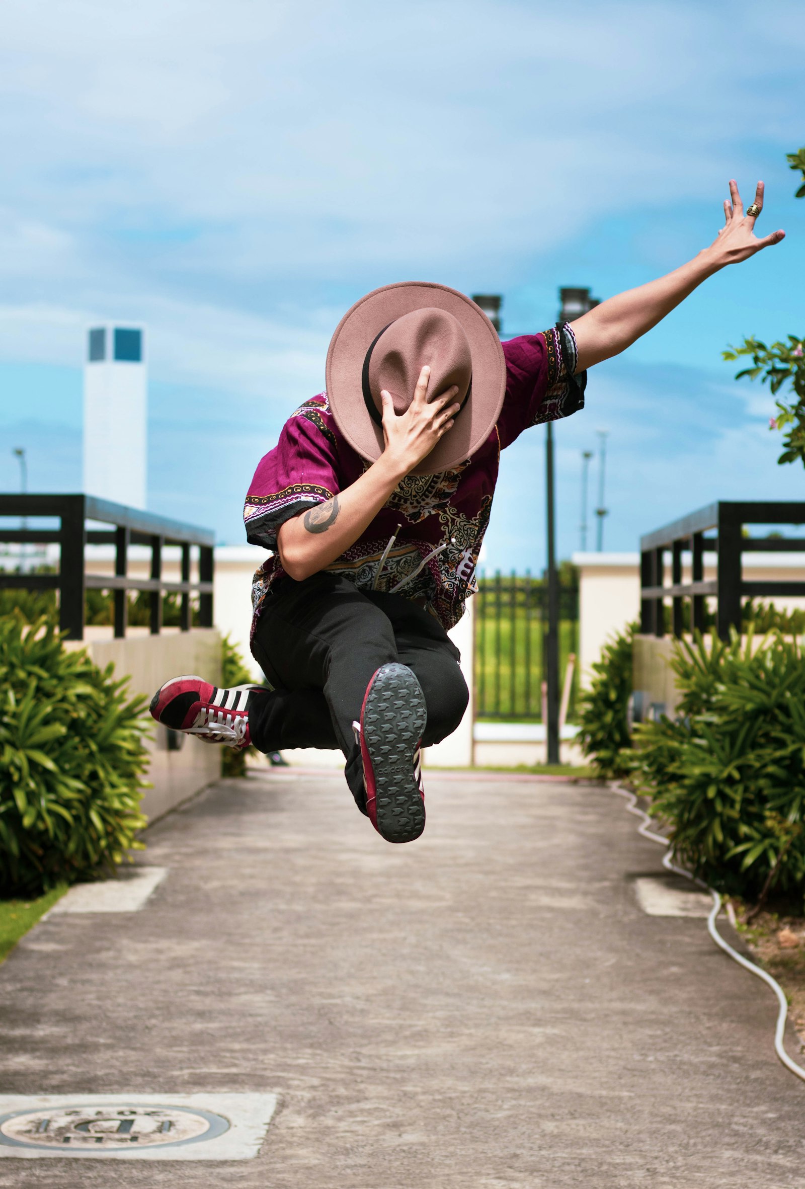 Canon EOS 77D (EOS 9000D / EOS 770D) + Canon EF 50mm F1.8 STM sample photo. Man in red shirt photography