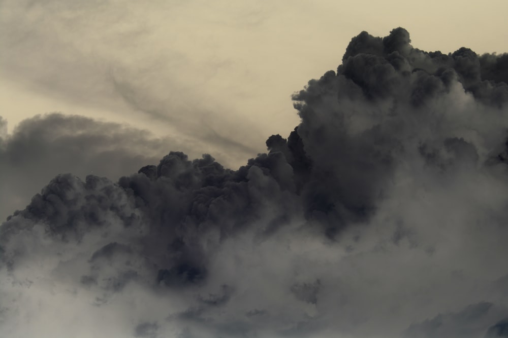 nubes blancas y cielo azul