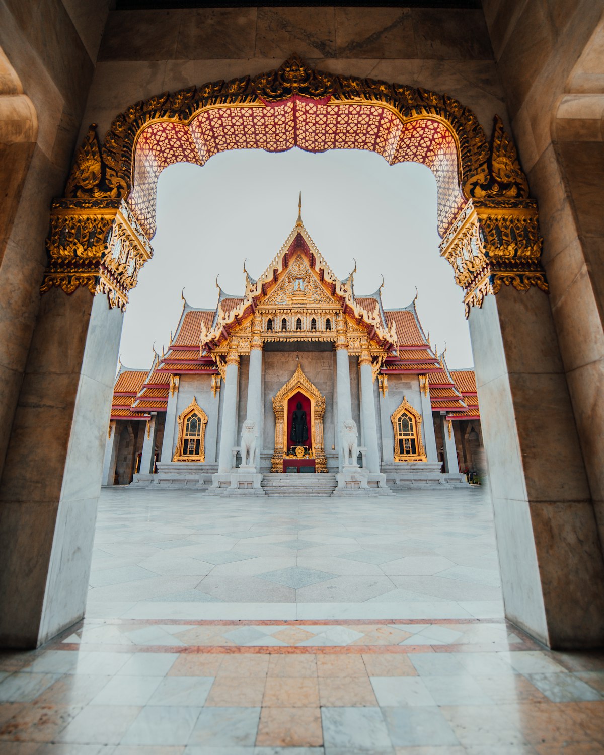 Tempio bianco e dorato tra la vegetazione nel nord della Thailandia, Chiang Mai