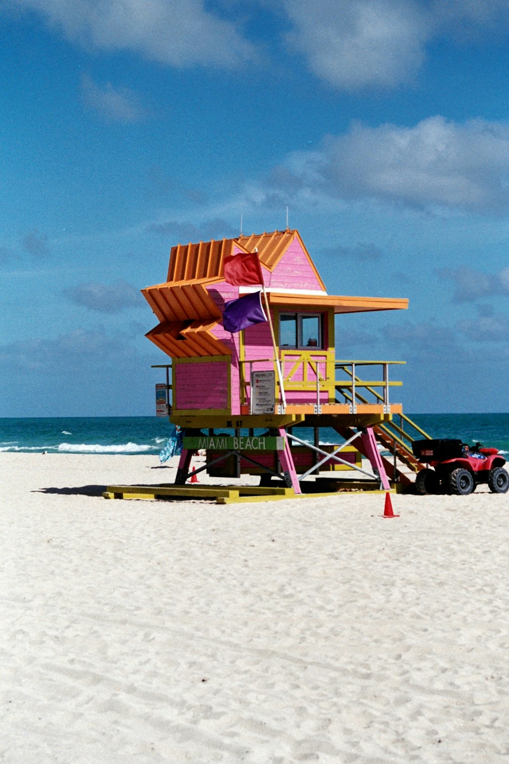 maison de sauveteur en bois marron sur le rivage de la plage pendant la journée