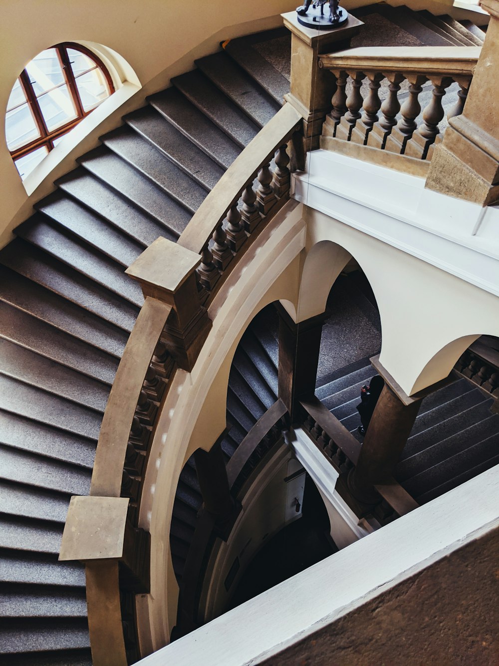 escalier en bois marron avec rampes en bois marron