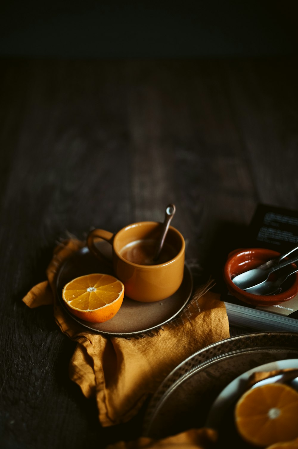 taza de té de cerámica marrón en bandeja de madera marrón