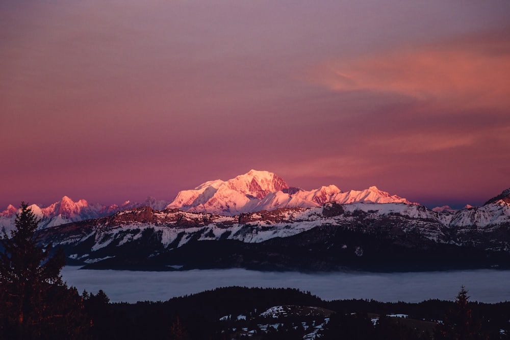 Schneebedeckte Berge bei Sonnenuntergang