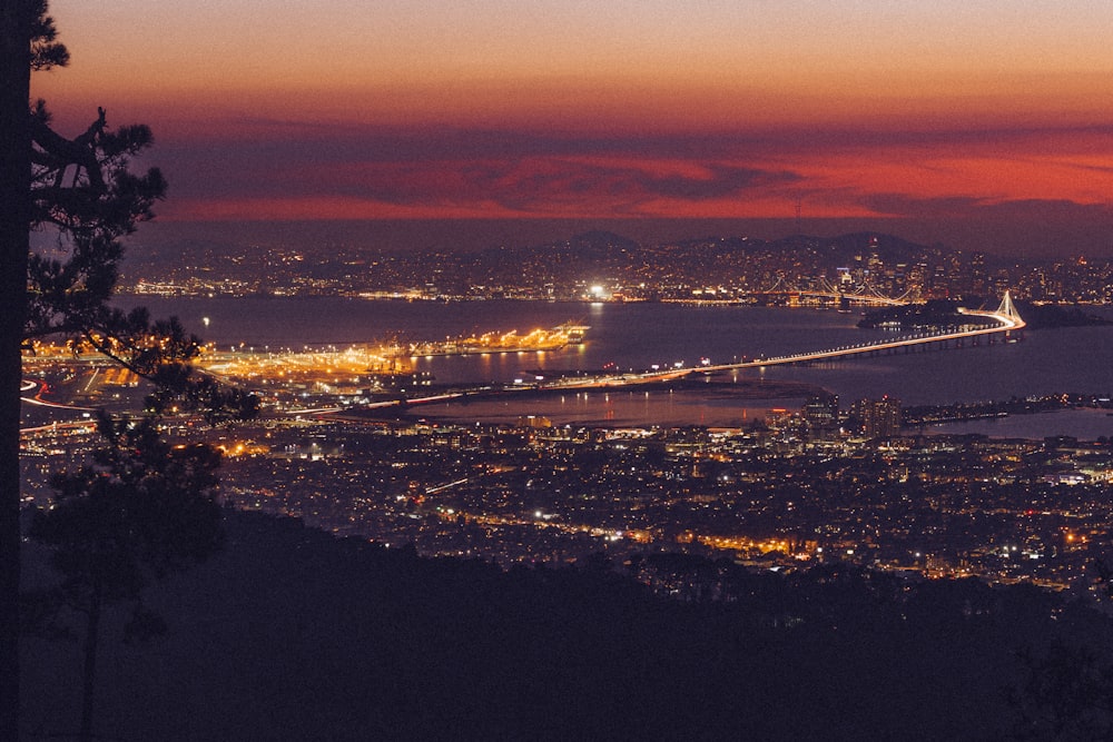 Skyline de la ville pendant la nuit