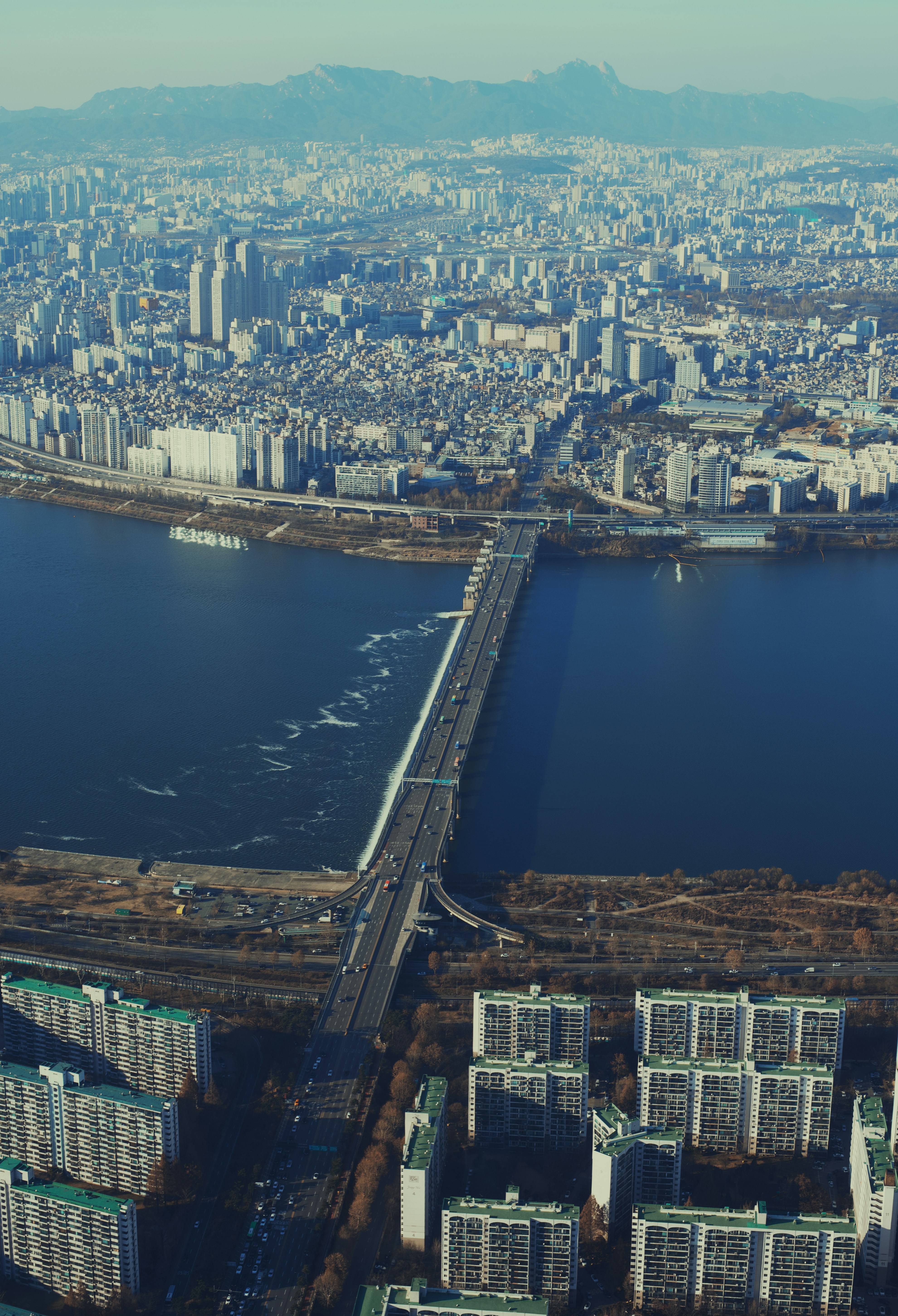 昼間の青空の下の青いガラス壁の高層ビルのローアングル写真の写真 Unsplashで見つける北ソウル夢の森の無料写真