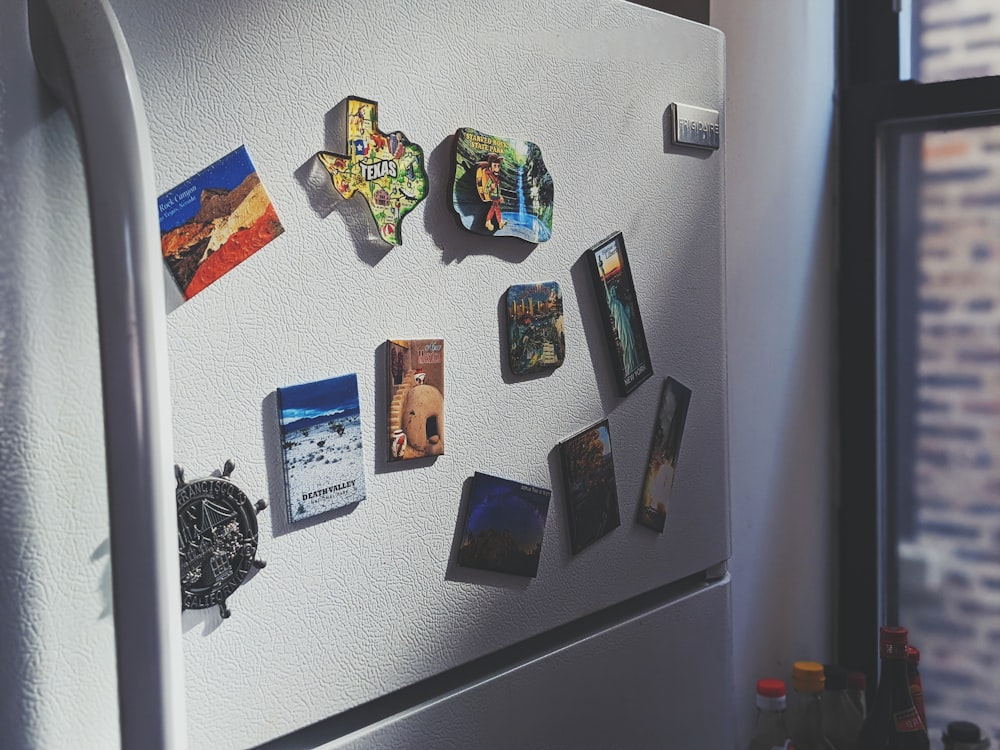 refrigerador cinza de montagem superior com adesivos