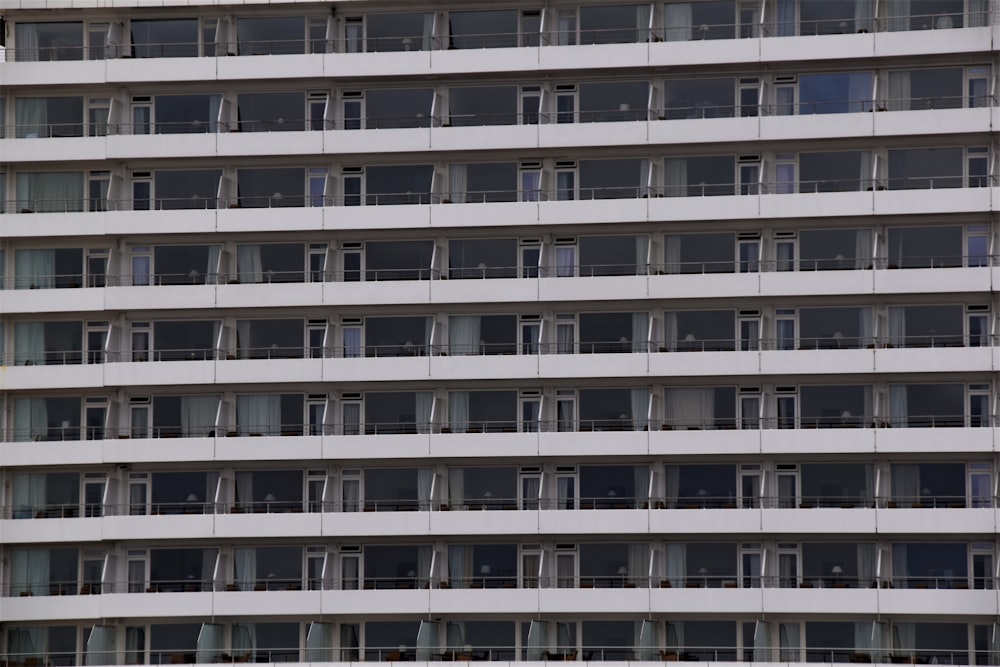 Edificio de hormigón marrón y blanco