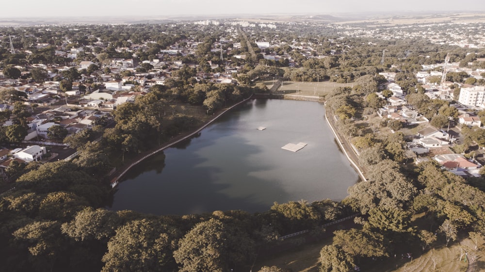 Vista aérea de los edificios de la ciudad y el río durante el día