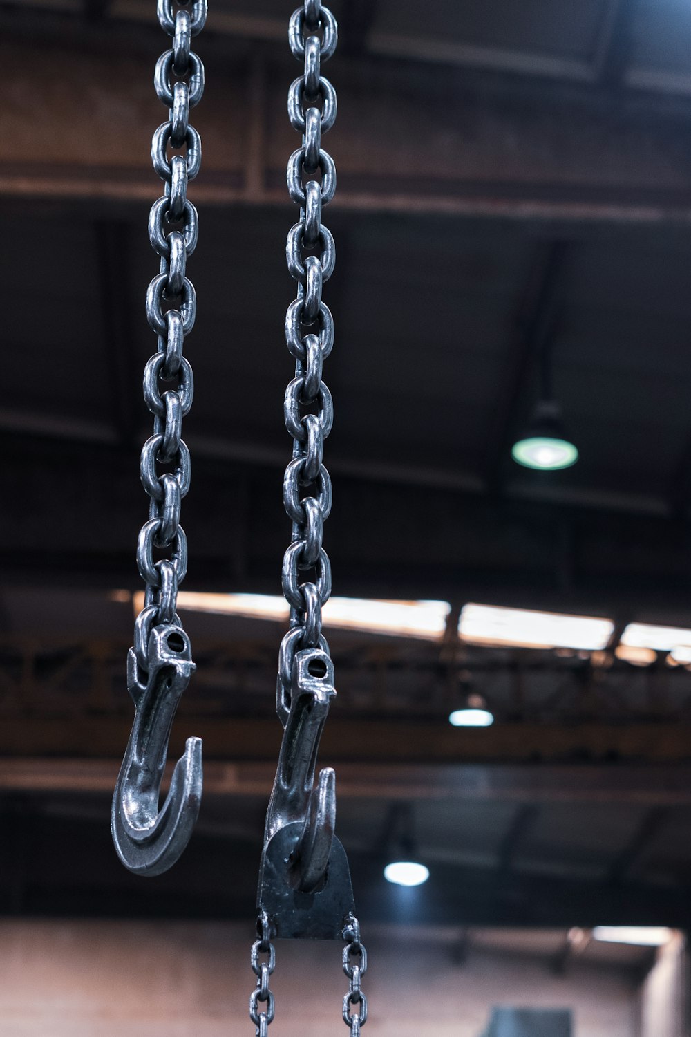 gray metal chain with white light