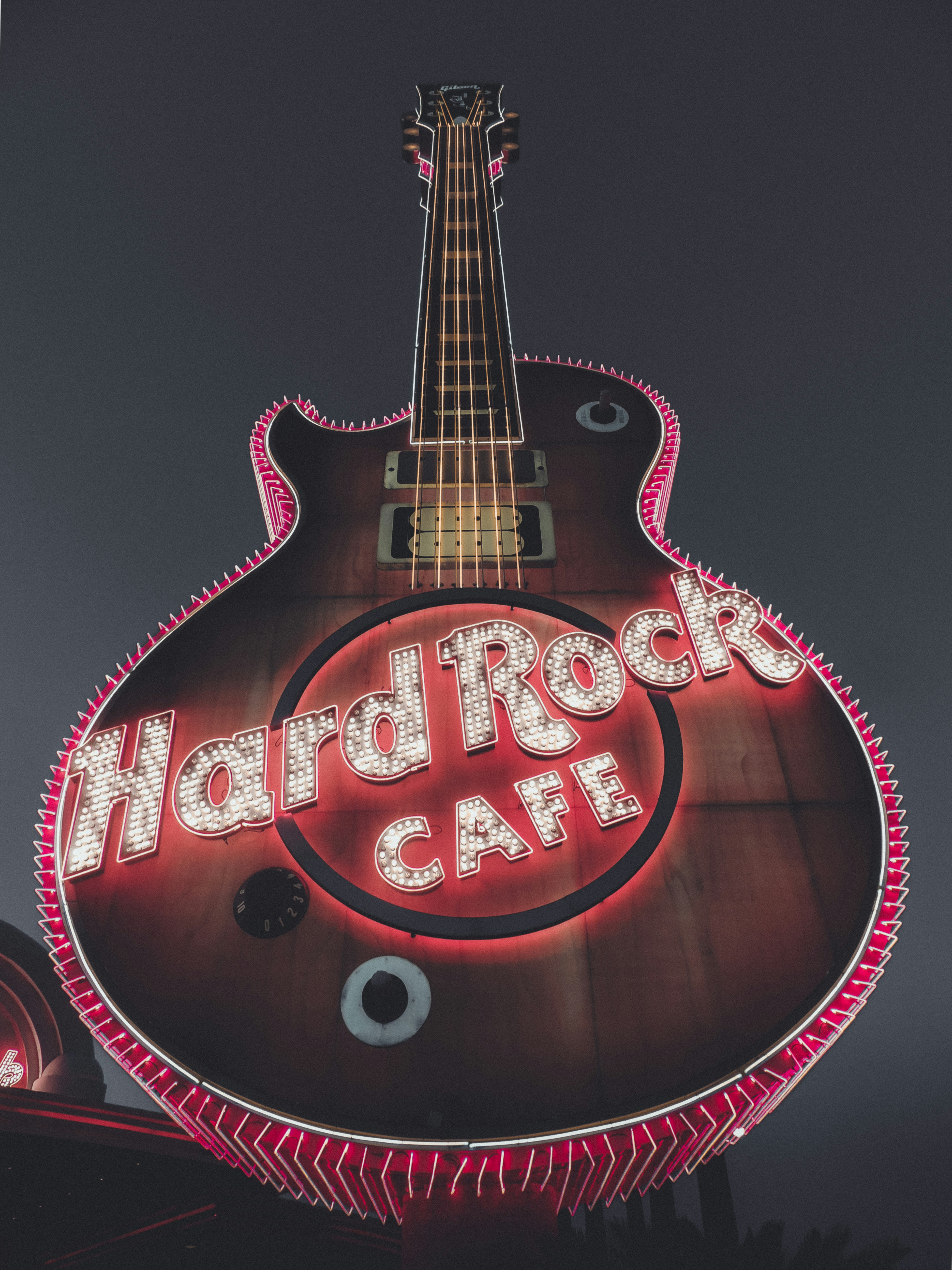 黒と赤のエレク トリック ギター ハード ロック カフェの看板の写真 Unsplashで見つけるワルシャワの無料写真