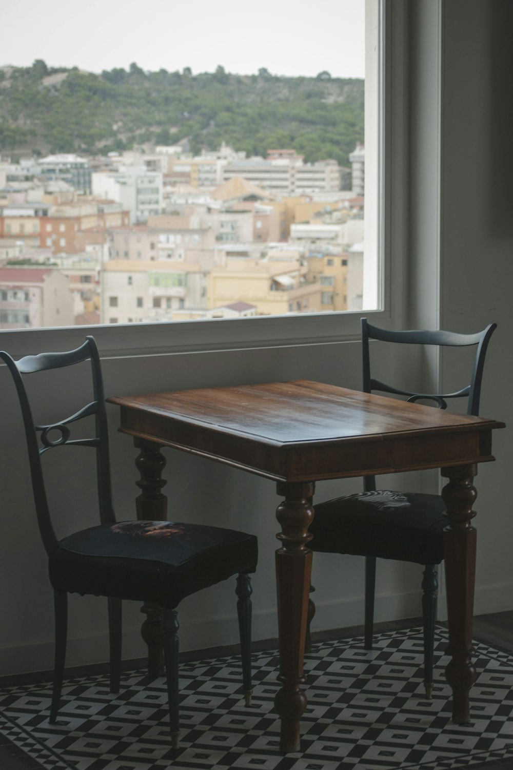 Alfombra entre sillón y mesa de madera en interior de apartamento retro con  silla en escritorio foto real