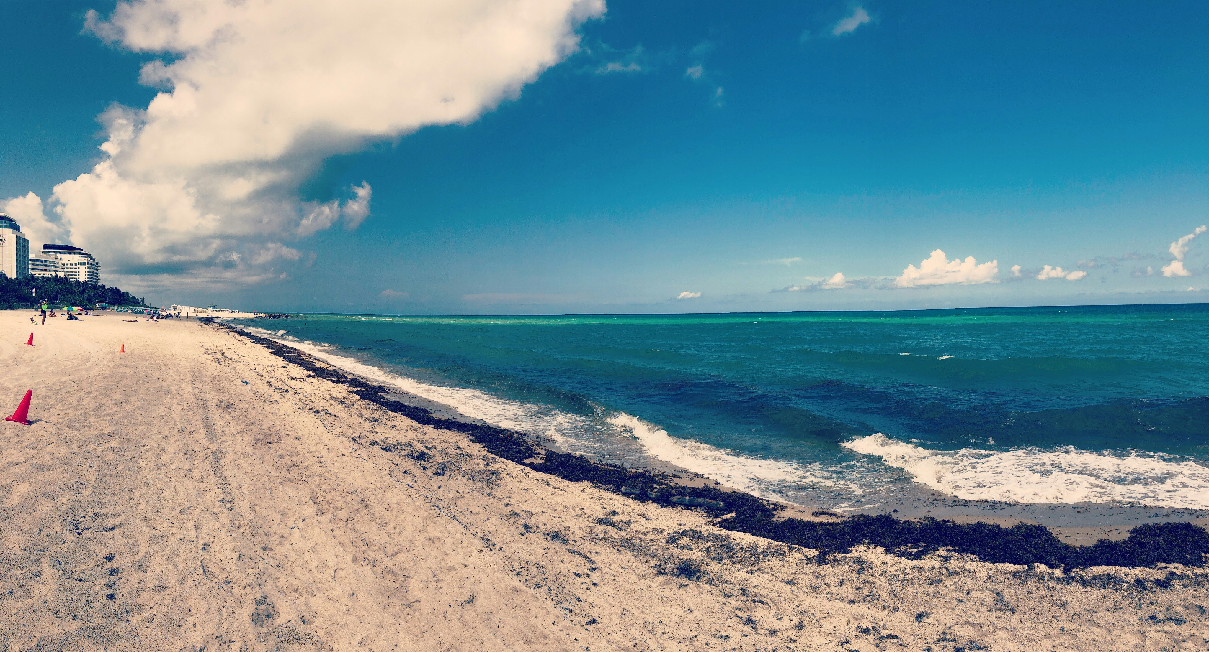 Mer bleue sous ciel bleu pendant la journée