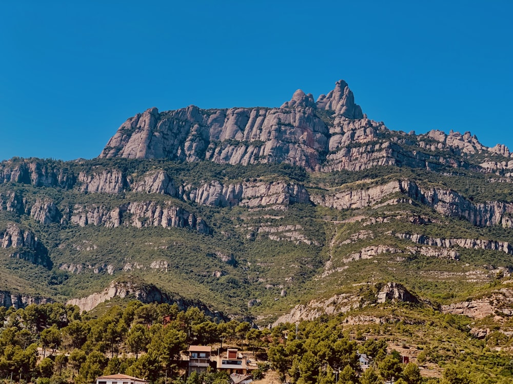 montanha verde e marrom sob o céu azul durante o dia