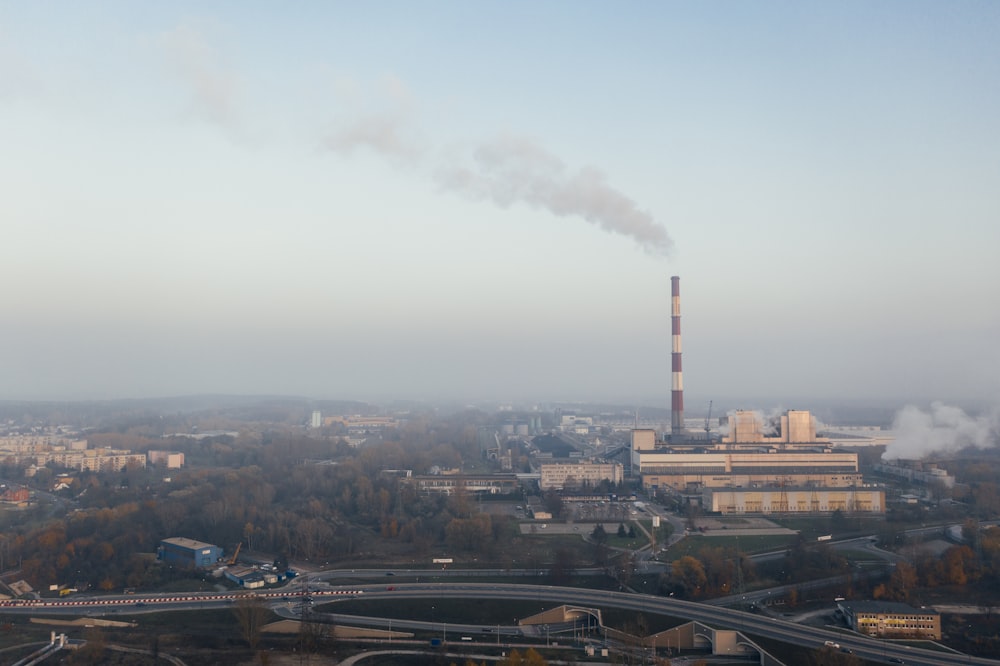 Bâtiments de la ville sous des nuages blancs pendant la journée