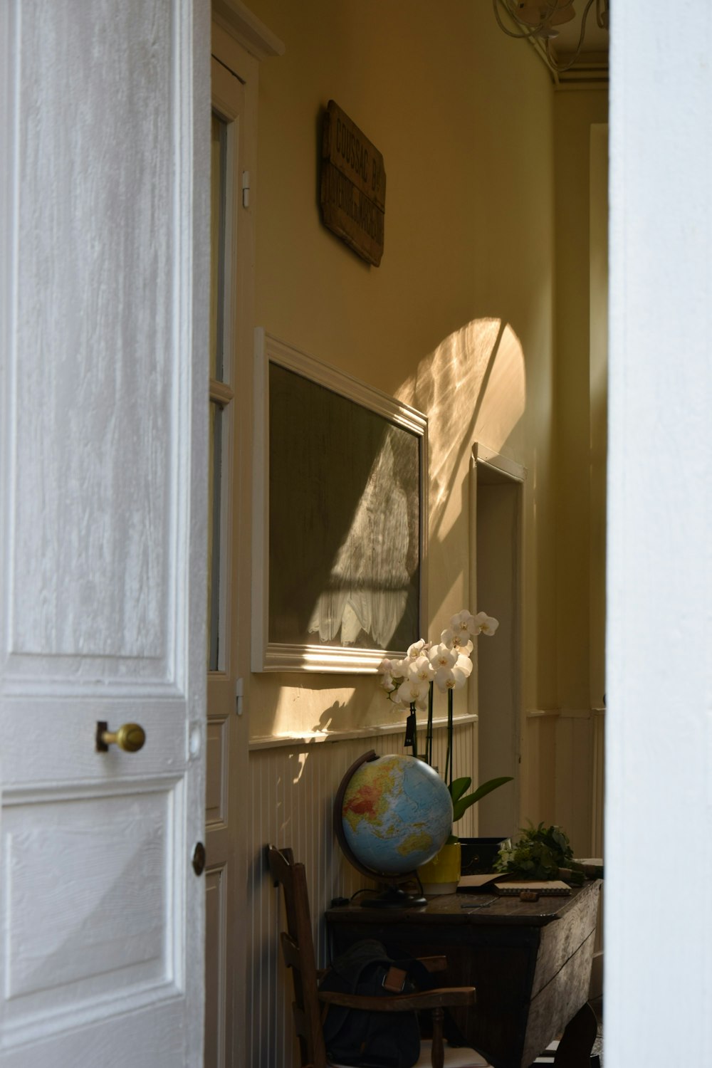 Porte en bois blanc avec levier de porte en bois brun