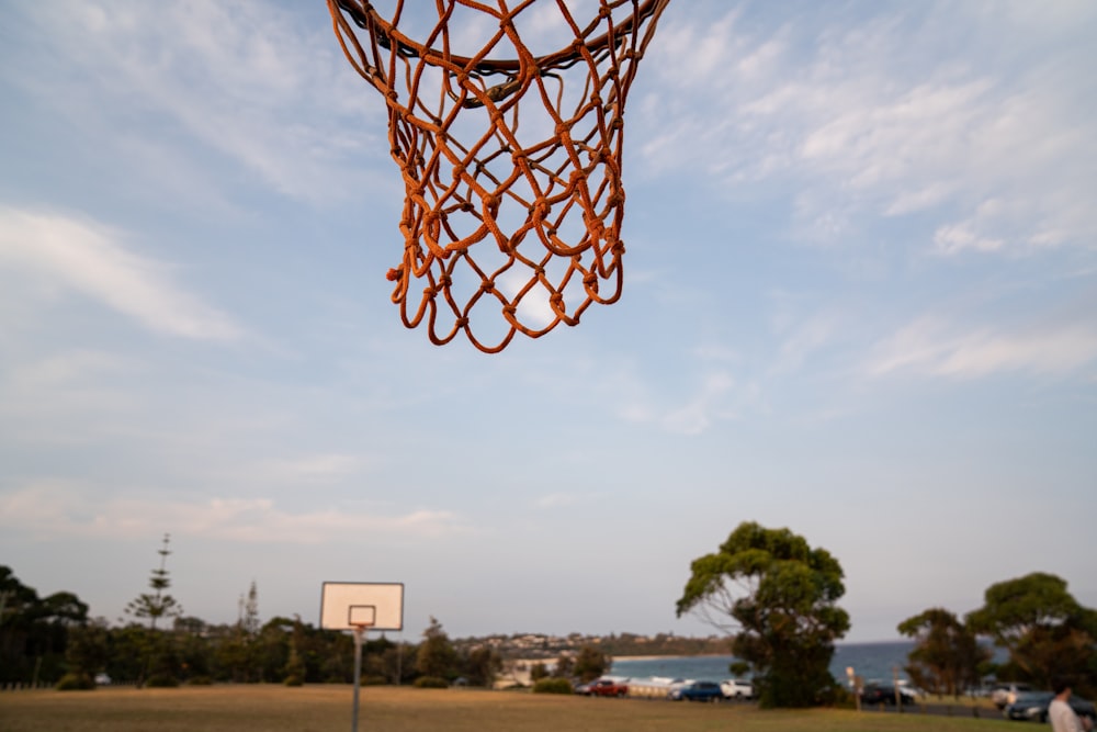 aro de basquete sob o céu azul durante o dia