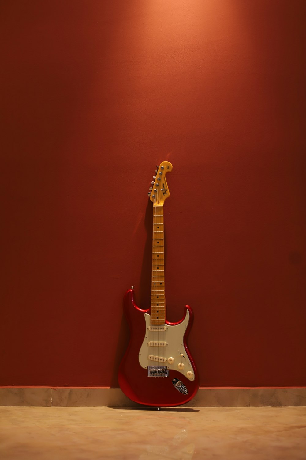 Chitarra elettrica Stratocaster bianca e marrone