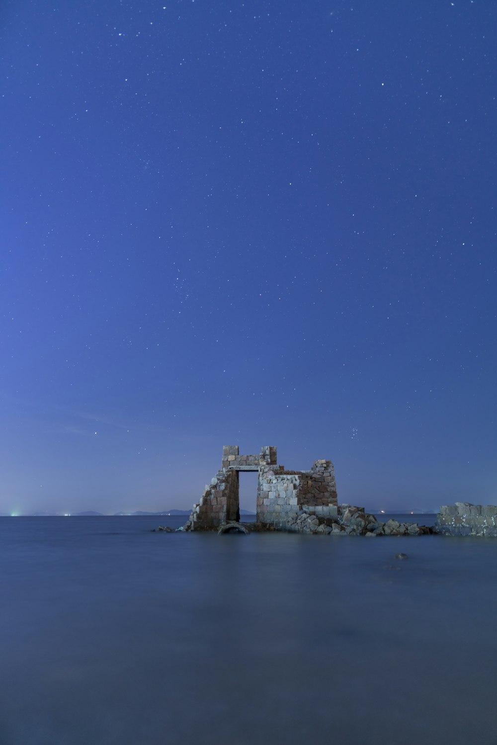 Edificio in cemento marrone sull'isola durante il giorno