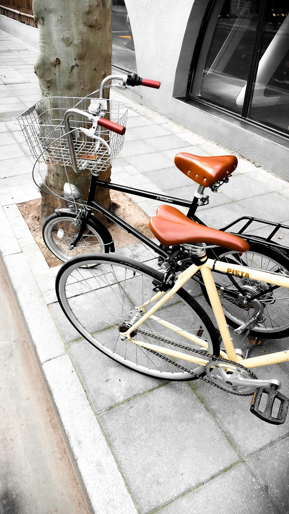 Bicicleta urbana negra y naranja