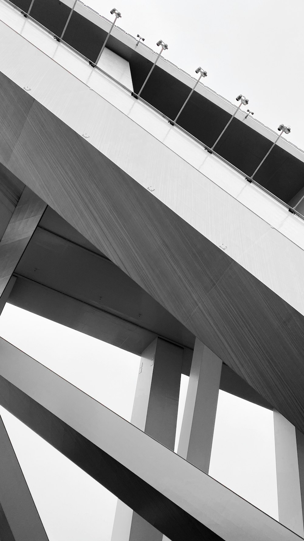 Foto en escala de grises de un edificio de hormigón