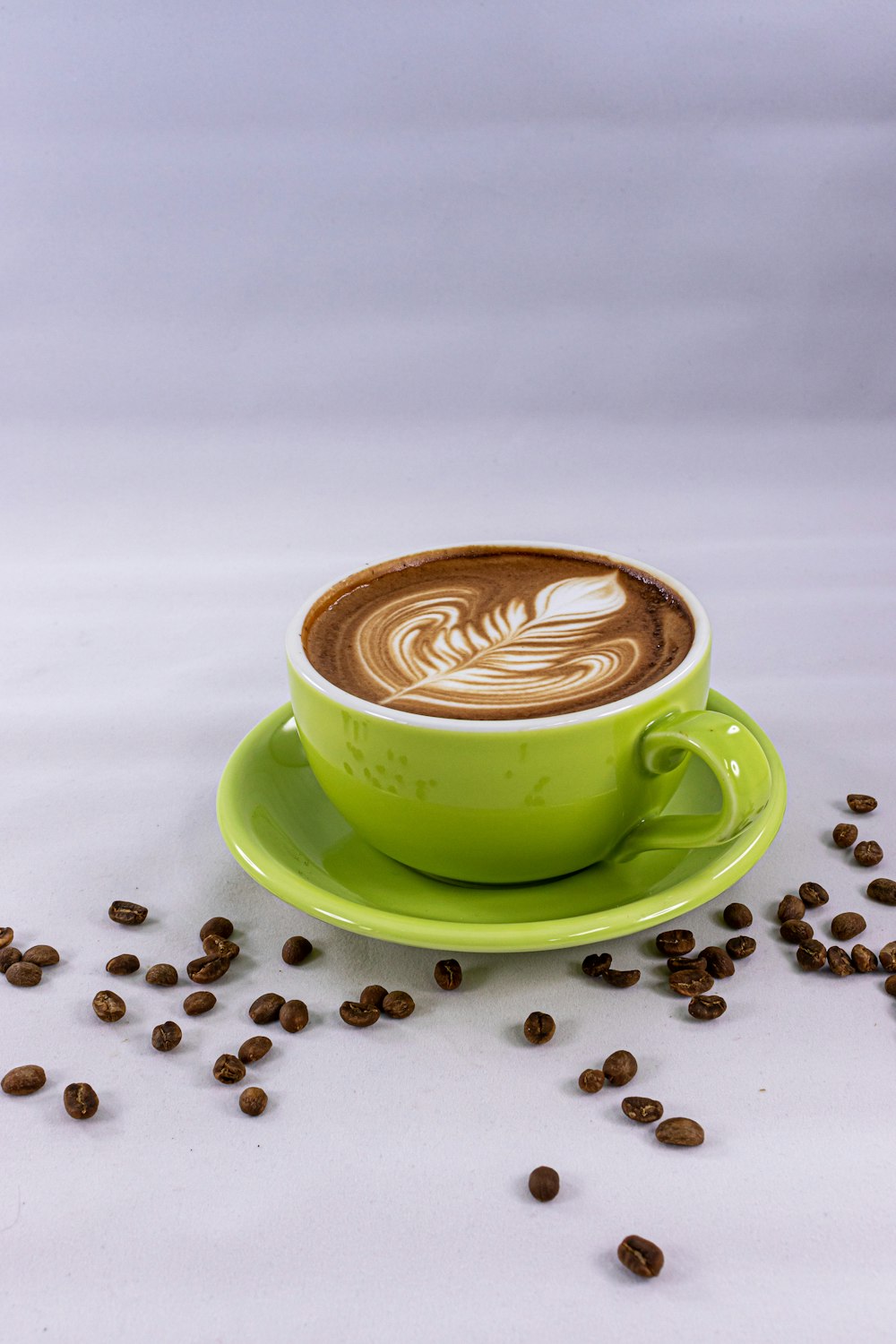 Taza de cerámica verde con platillo