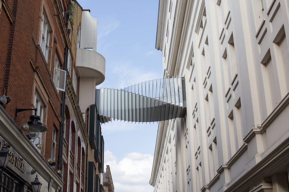 bâtiment en béton blanc pendant la journée