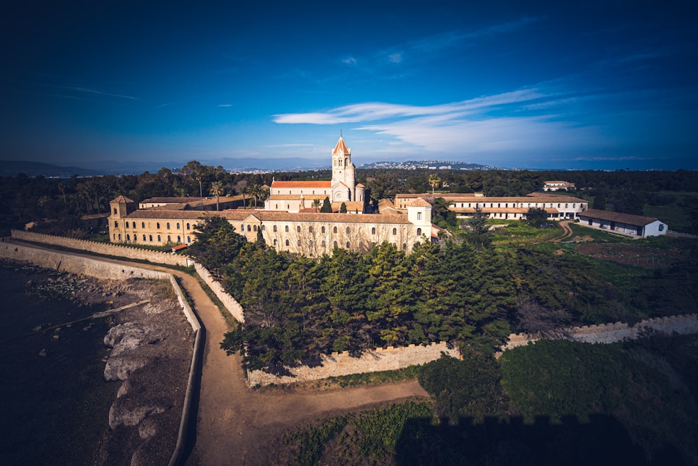 Castello di cemento bianco e marrone sotto il cielo blu durante il giorno