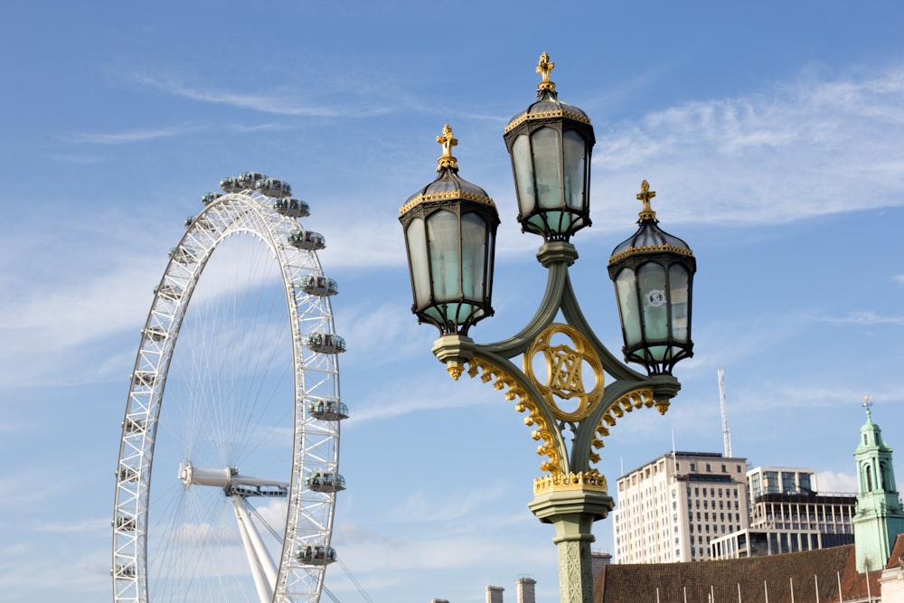 Grande roue sous le ciel bleu pendant la journée