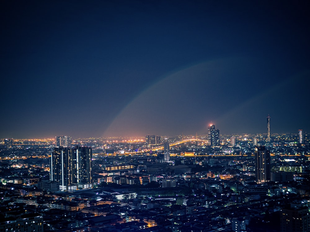 Skyline der Stadt bei Nacht