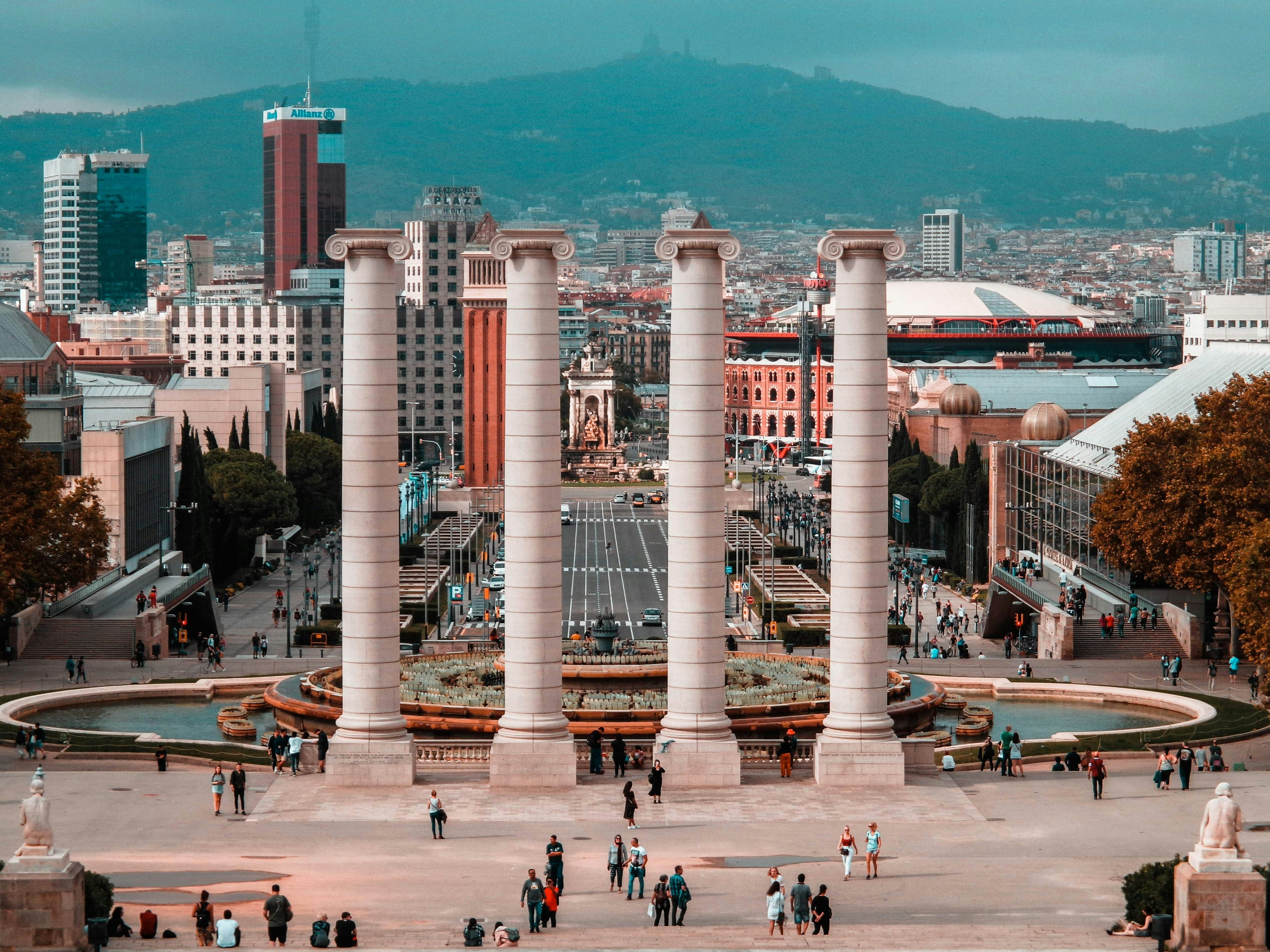 personas caminando sobre un edificio de hormigón blanco durante el día