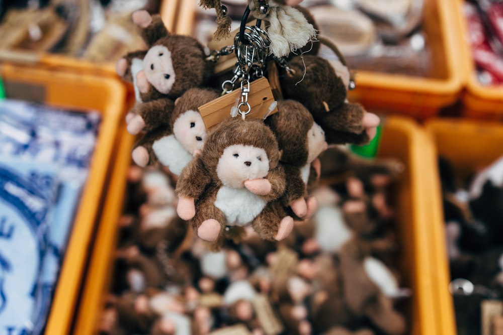 brinquedo de pelúcia de urso marrom e branco