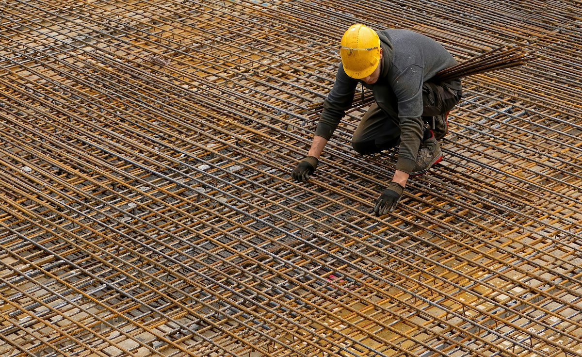 Laje Maciça, Pré-Moldada Treliçada, Nervurada ou Steel Deck: Qual Escolher, Vão, Peso e Custo por m²
