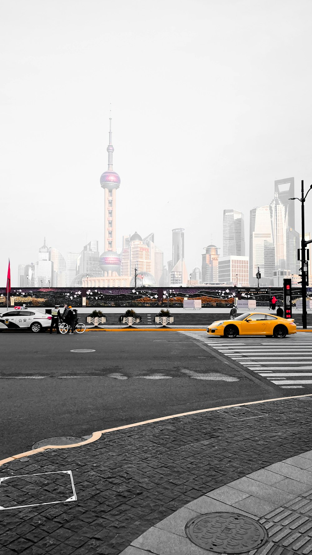 Taxi amarillo en la carretera cerca de los edificios de la ciudad durante el día