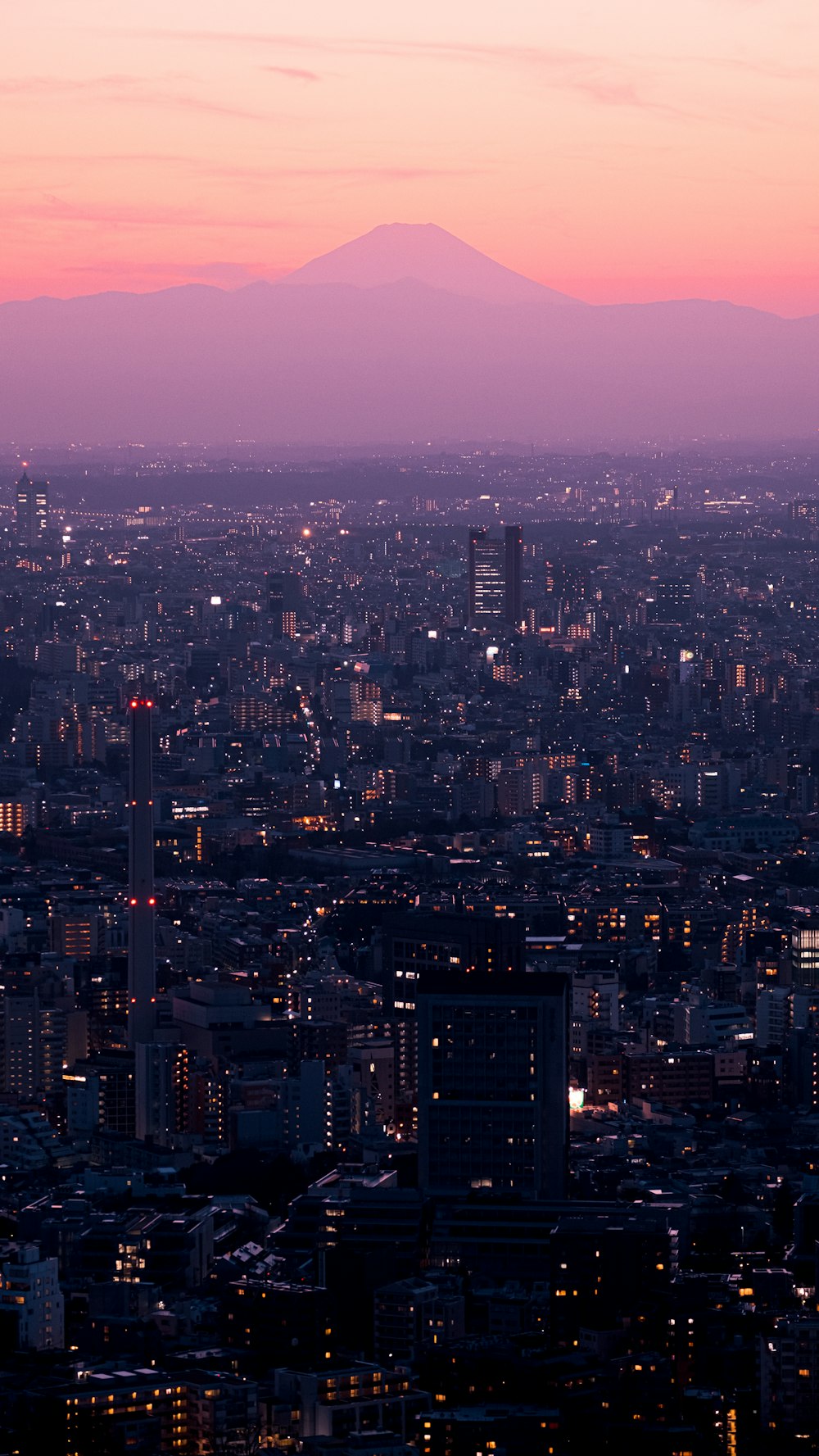 Vista aérea de los edificios de la ciudad durante la noche