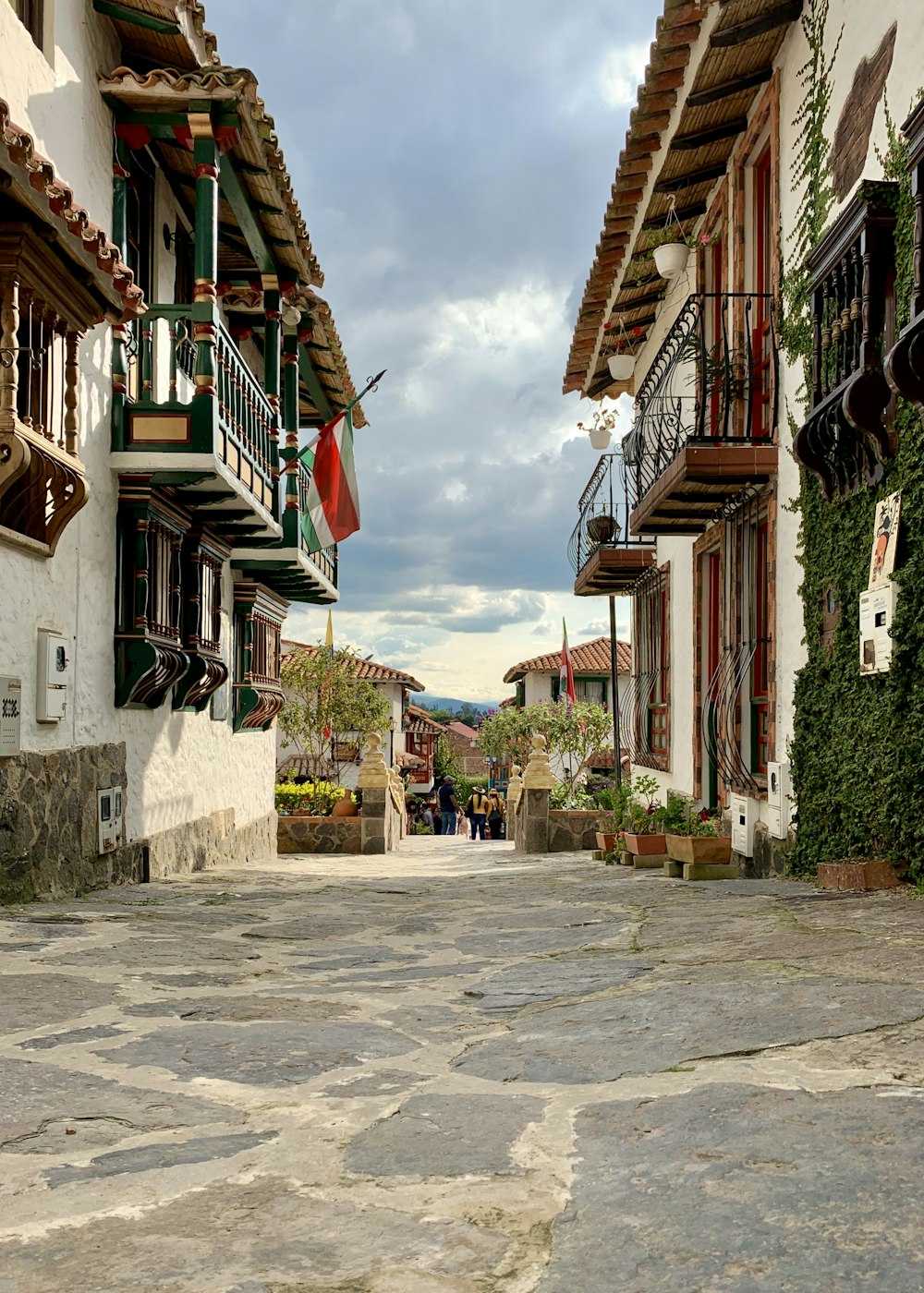 casas de concreto branco e marrom durante o dia