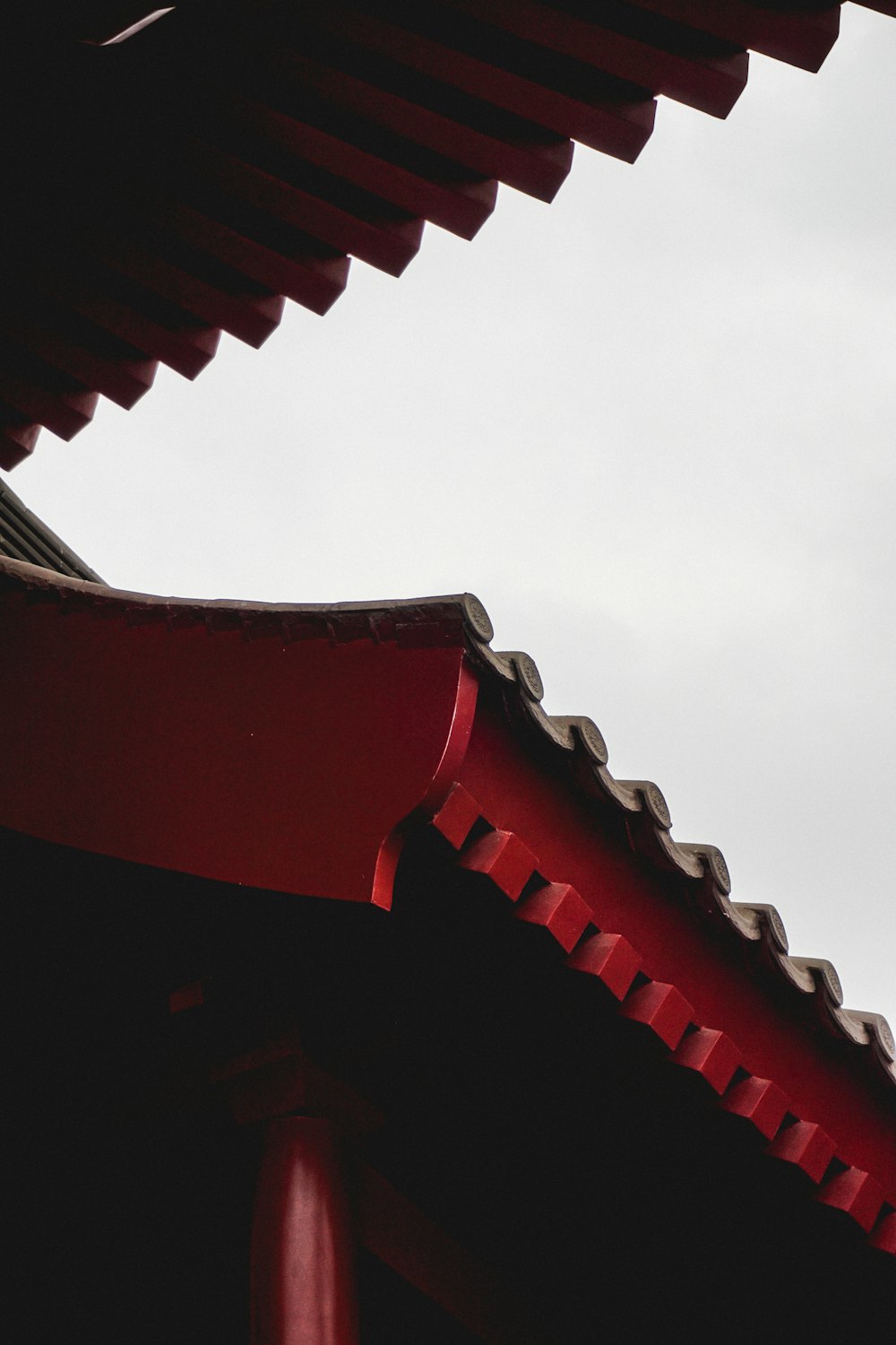 Fotografía de ángulo bajo de un edificio de hormigón rojo