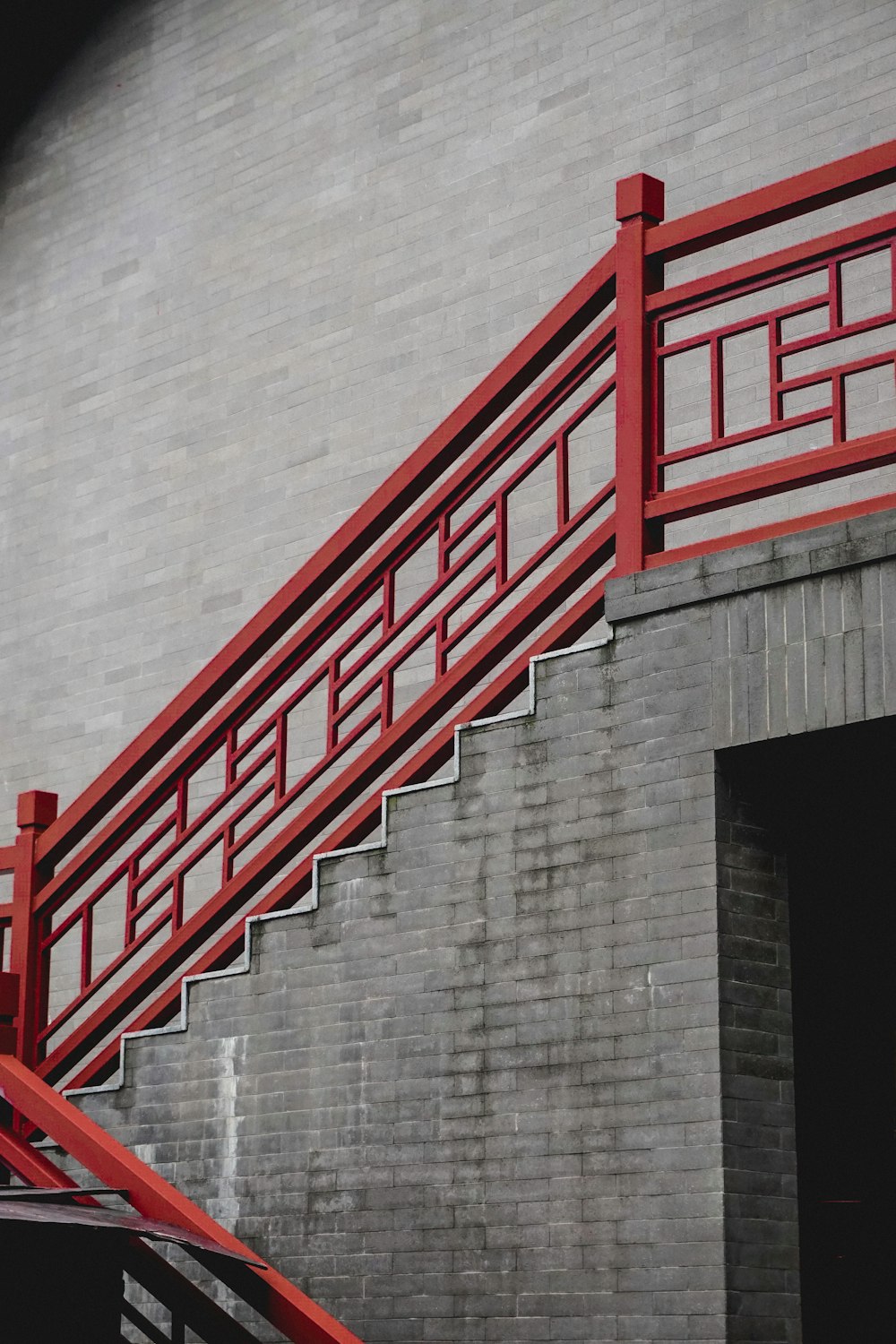 赤とグレーのコンクリート階段