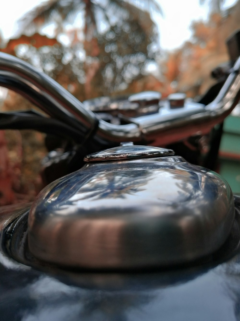 チルトシフトレンズの黒いオートバイのサイドミラー